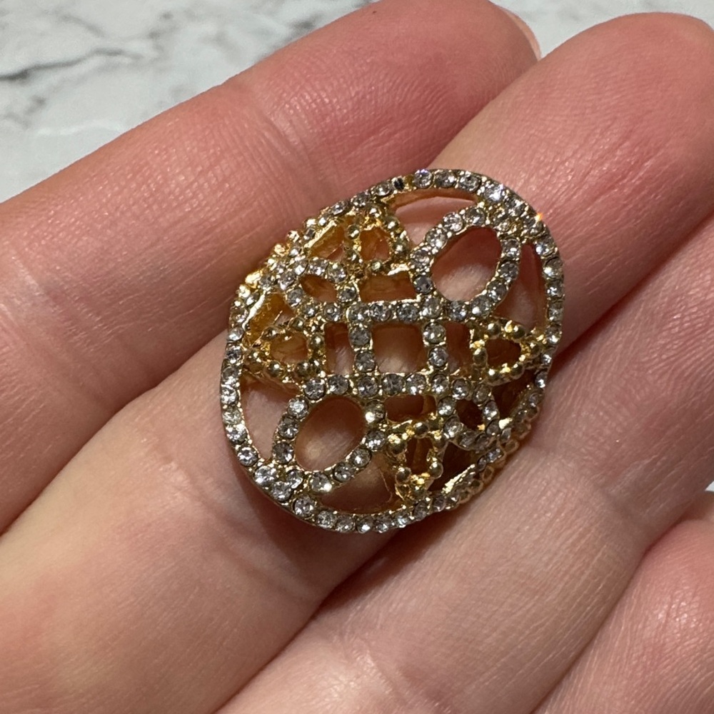 Elegant Gold Filigree Women's Ring